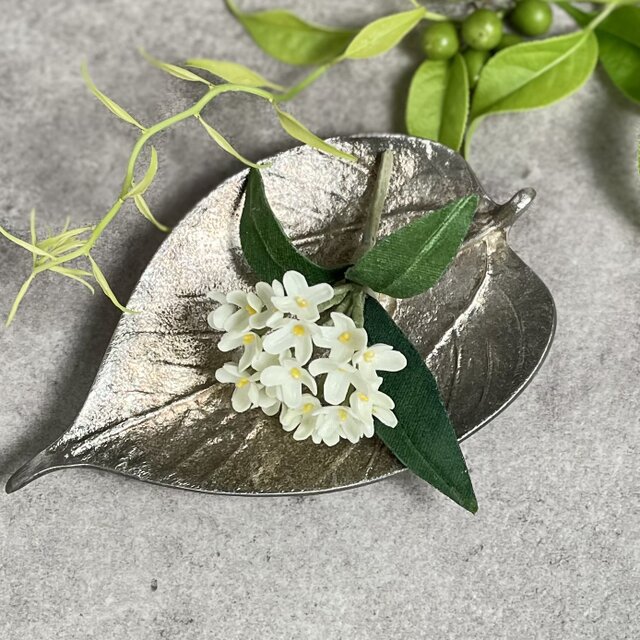 ハンドメイド布花 布花 白く小さな可憐な花姿。控えめな香りの銀木犀のコサージュ