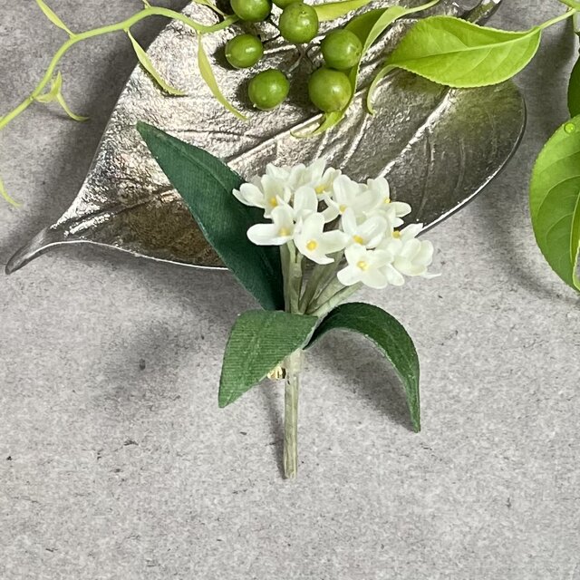 布花 白く小さな可憐な花姿。控えめな香りの銀木犀のコサージュ
