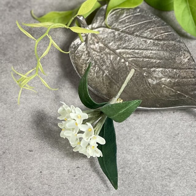 ハンドメイド布花 布花 白く小さな可憐な花姿。控えめな香りの銀木犀のコサージュ