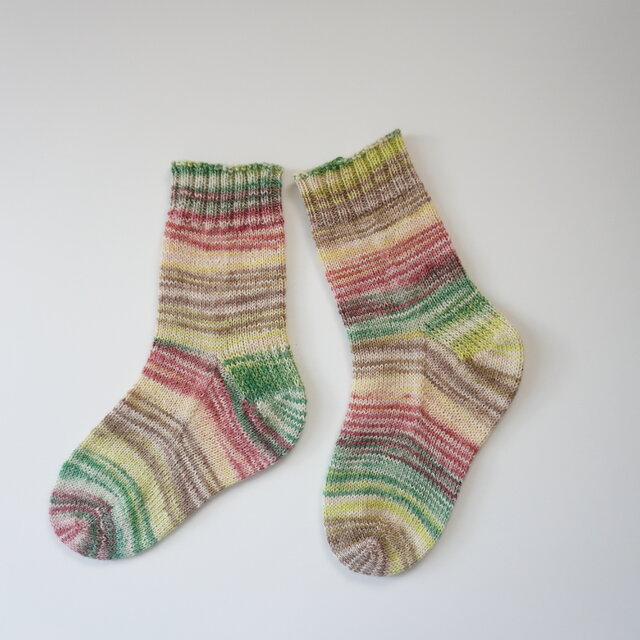 手編みの靴下　「りんご畑」