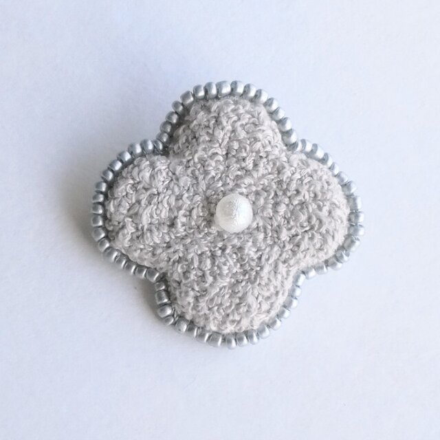 ビーズに縁取られたモコモコお花の刺繍ブローチ　グレー