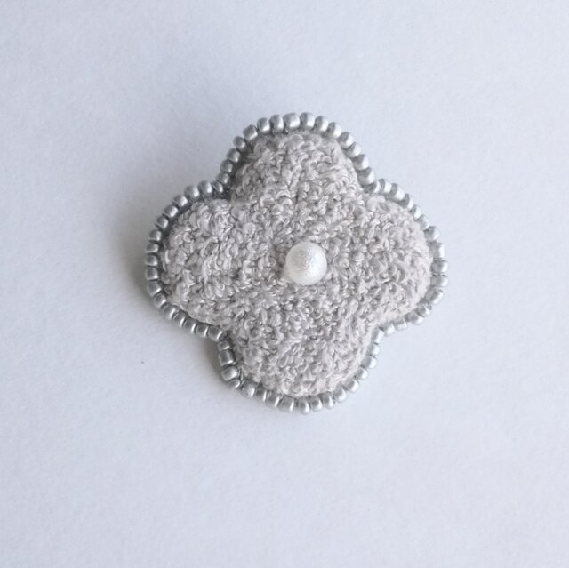 ビーズに縁取られたモコモコお花の刺繍ブローチ グレー | iichi 日々の