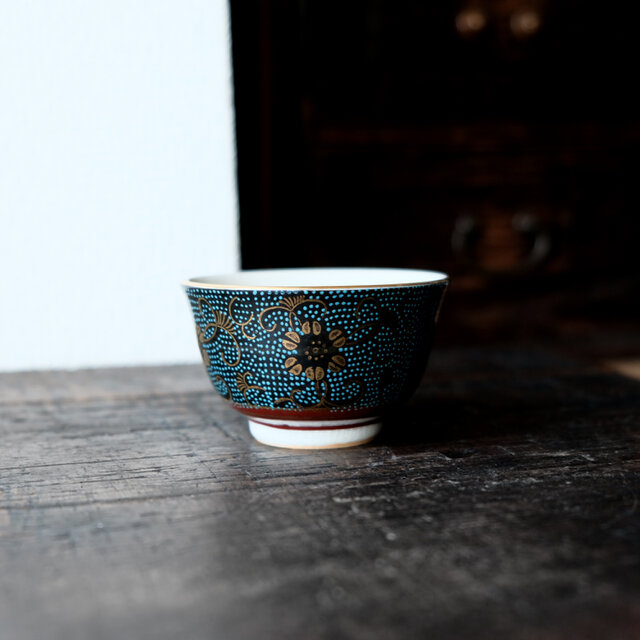 サマー特価¥1000⇨¥500】花唐草と青粒◇九谷焼 青粒金彩湯呑み 器