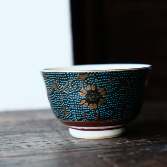 サマー特価¥1000⇨¥500】花唐草と青粒◇九谷焼 青粒金彩湯呑み 器