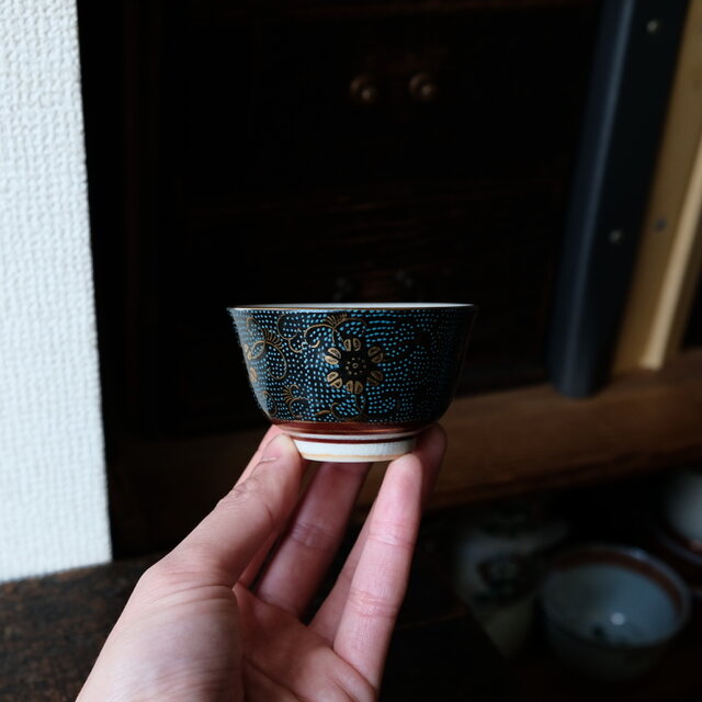 サマー特価¥1000⇨¥500】花唐草と青粒◇九谷焼 青粒金彩湯呑み 器