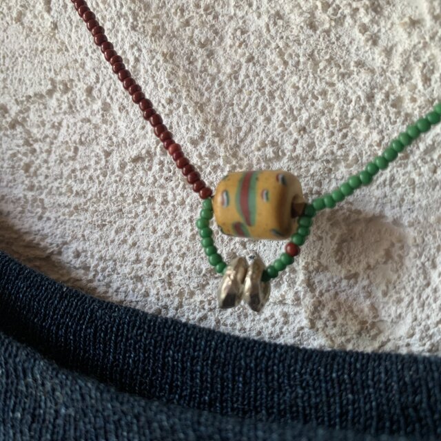 ＊カジュアルなとらいばるネックレス＠ベネチアのとんぼ玉＋エチオピアメタルリング＋いんでぃあんシードビーズ2種