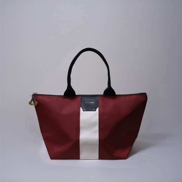 エナメルラインが目を引くA4対応ナイロントート