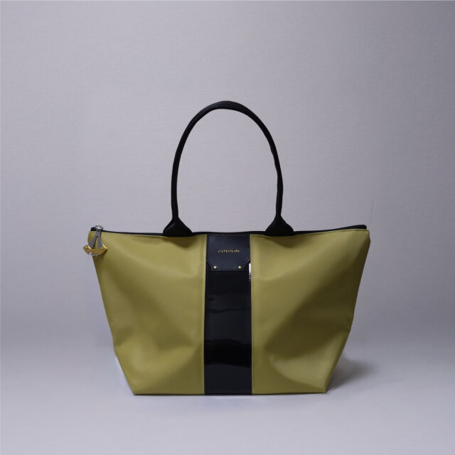 エナメルラインが目を引くA4対応ナイロントート