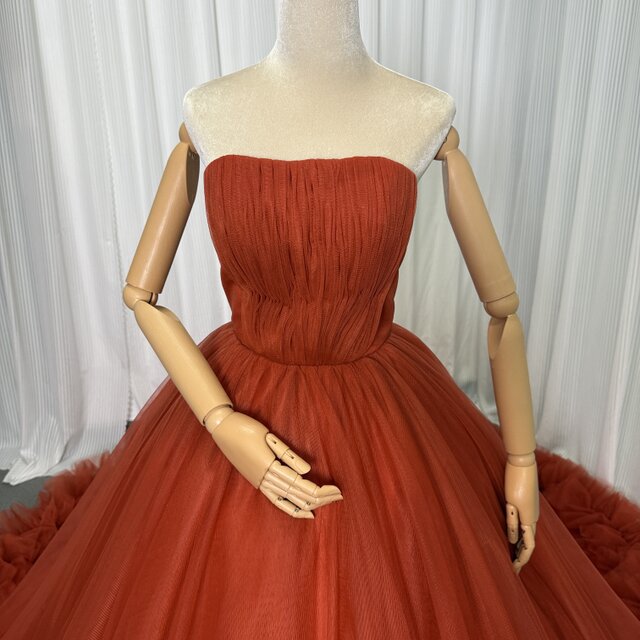カラードレス オレンジ ベアトップ 華やかなトレーン チュールスカート