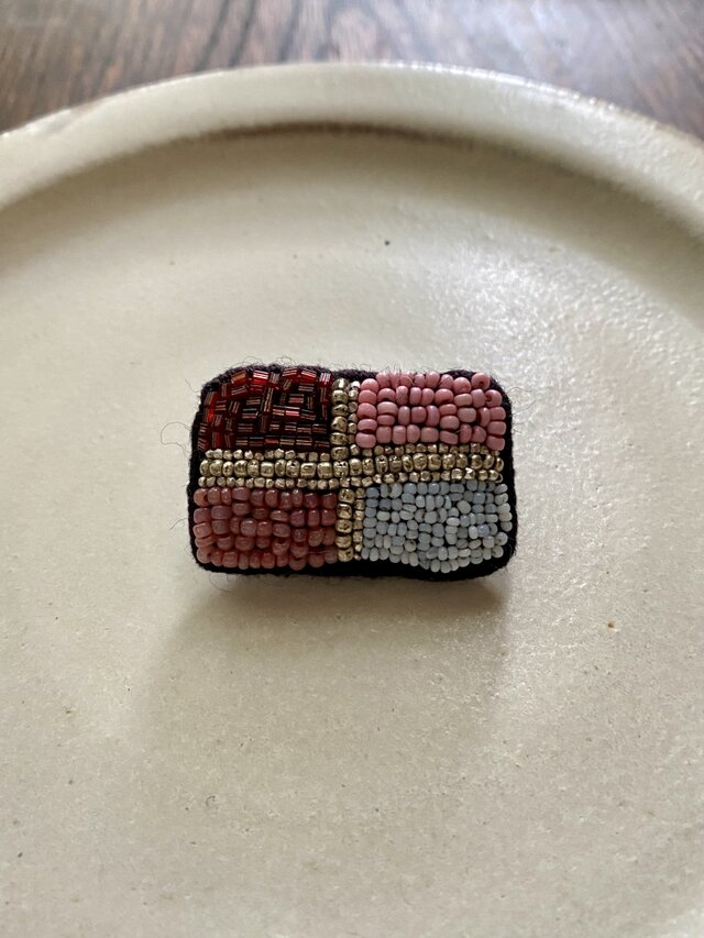 古いビーズの四角いブローチ(pink)