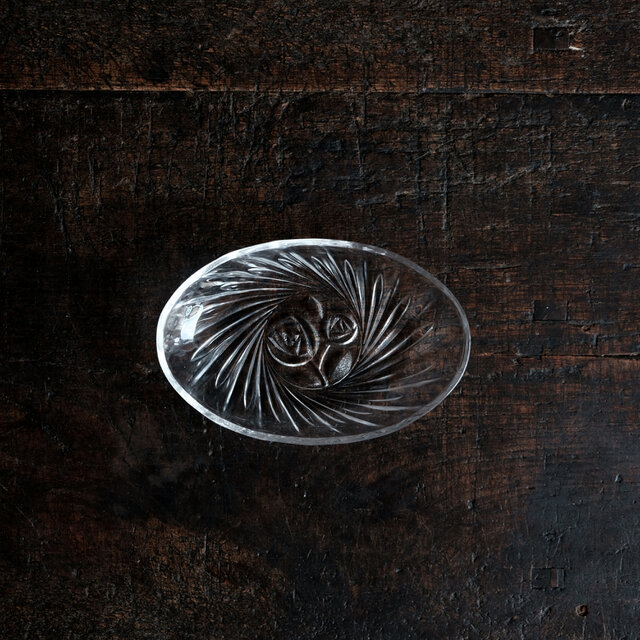 【サマー特価¥1250⇨¥850】見込みに薔薇◆お刺身を盛り付けたくなる。昭和後期　プレスガラスオーバル皿　クリスタルガラス