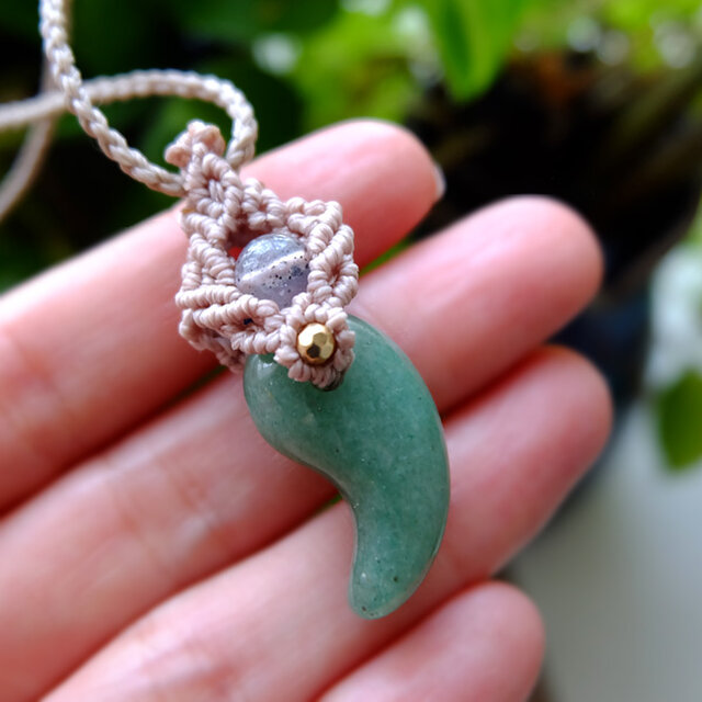 ヒマラヤゴールドアゼツライト・アベンチュリンのマクラメネックレス マクラメ編み】ヒマラヤゴールドアゼツライト ペンダント | NR