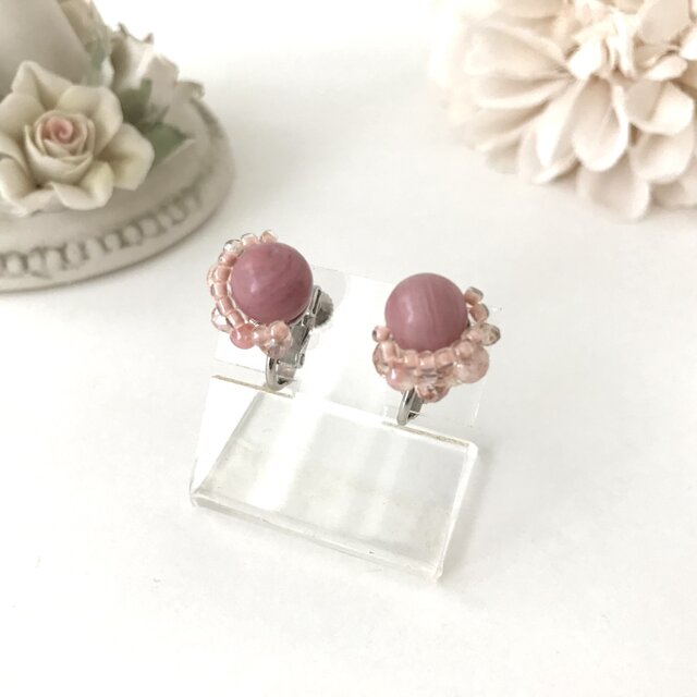 ローズピンク の モチーフ イヤリング ビーズ パステルカラー 大人かわいい 春 夏 秋 冬