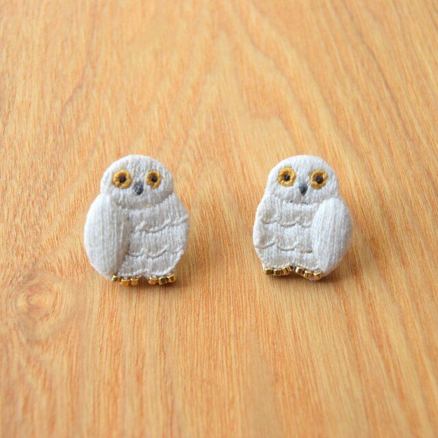 ［受注制作］白フクロウの刺繍のピアス・イヤリング