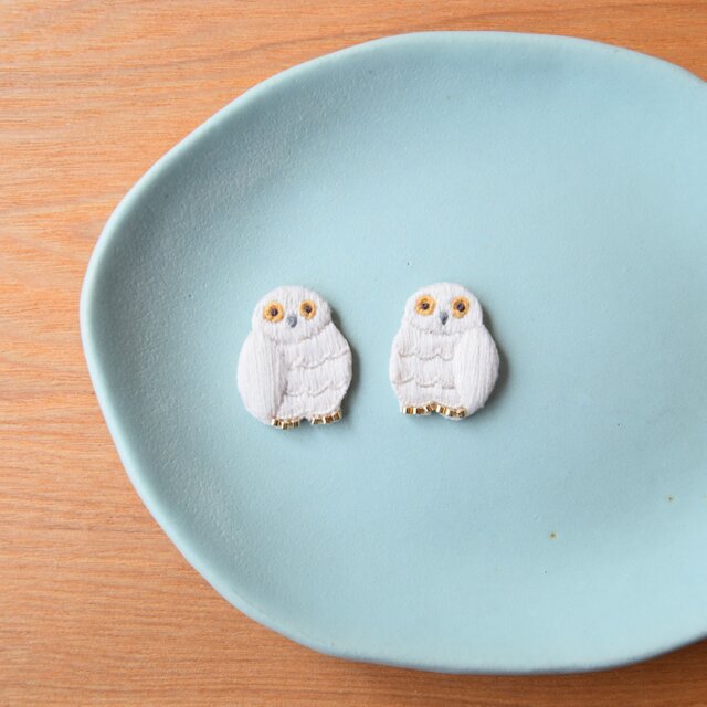 受注制作］白フクロウの刺繍のピアス・イヤリング | iichi 日々の