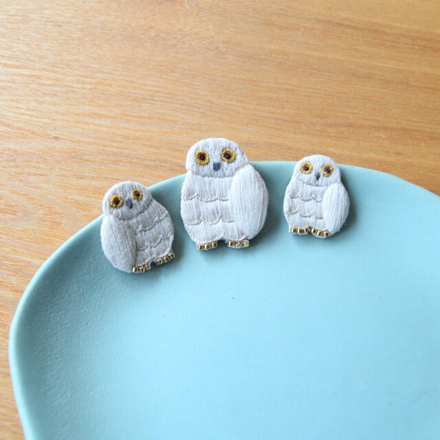 受注制作］白フクロウの刺繍のピアス・イヤリング | iichi 日々の