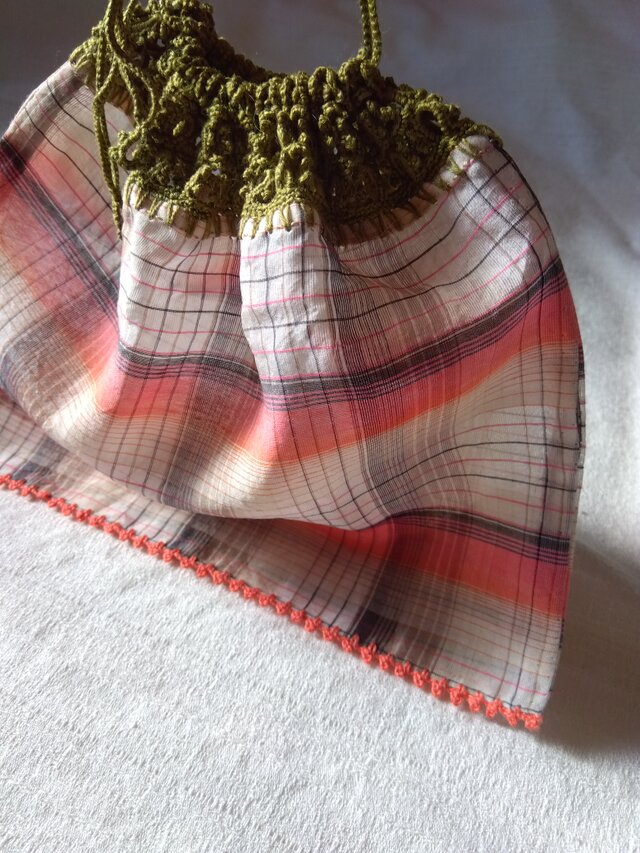 チェックシアー　ふち編み巾着