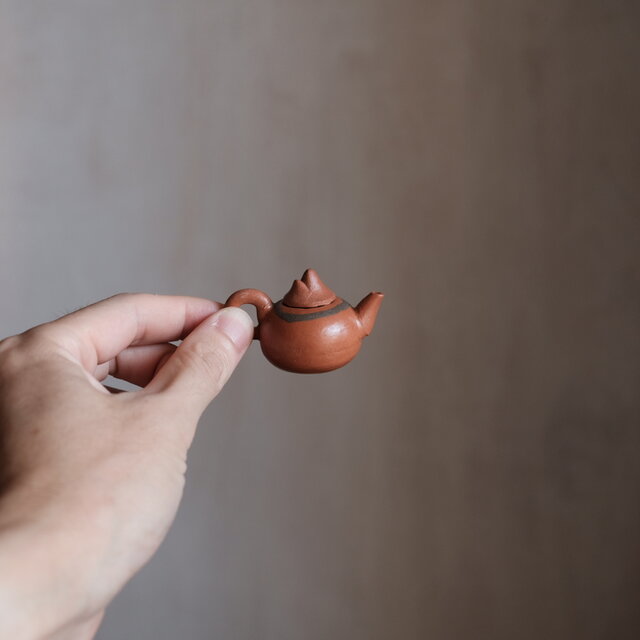 小ぶりで可愛い◇中国産 小ぶり陶器製ミニチュア急須 インテリア