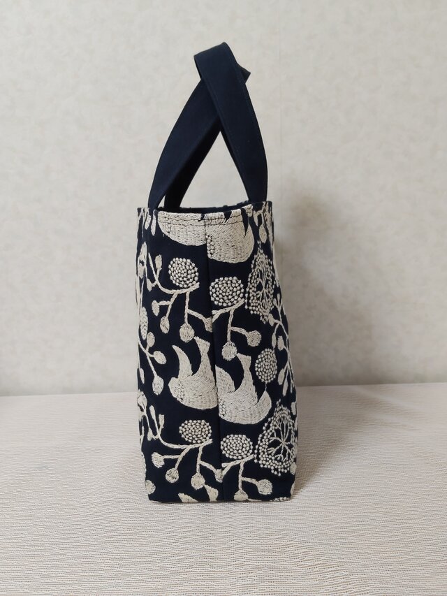 点と線模様製作所 bird garden 白×ネイビーのトート、肩掛け | iichi