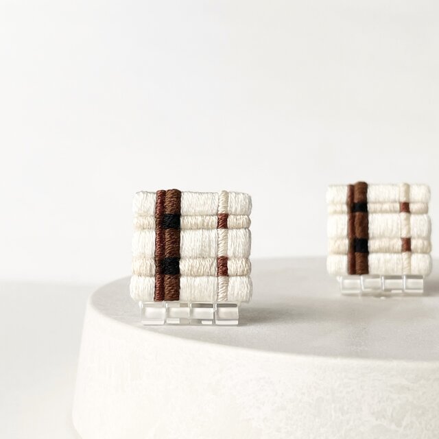 秋冬新作　刺繍イヤリング　チェック　ブラウン