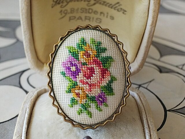 英アンティーク 刺繍 花柄 ブローチ ピン ブロカント プチポワン ヴィンテージ プチポワン 薔薇と小花のブローチ | iichi 日々の暮らし