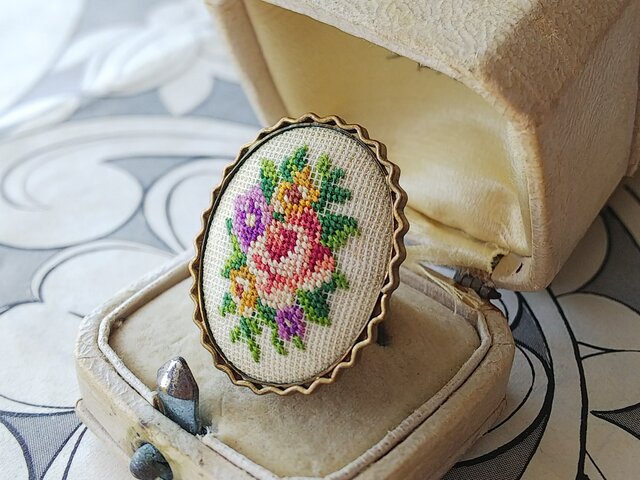 英アンティーク 刺繍 花柄 ブローチ ピン ブロカント プチポワン ヴィンテージ プチポワン 薔薇と小花のブローチ | iichi 日々の暮らし