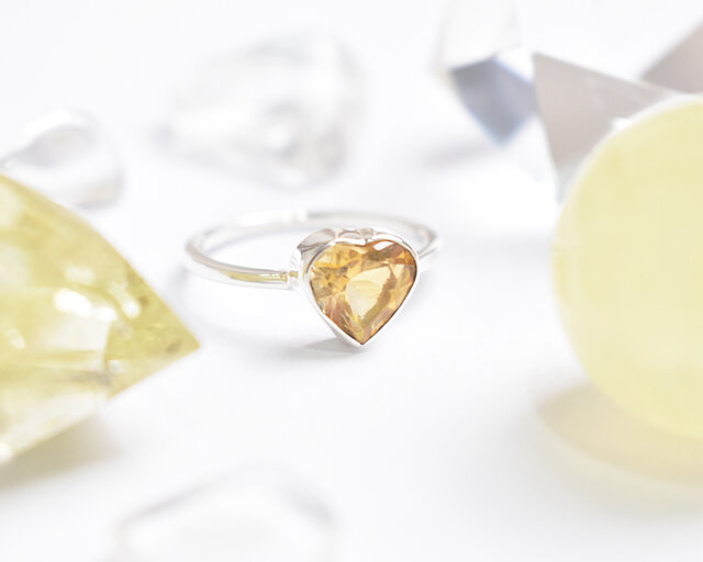 レモン色に輝く黄水晶シトリンのハートのシルバーリング シルバー925