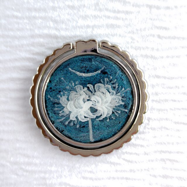 白い彼岸花と月＊手描きレジンのスマホリング