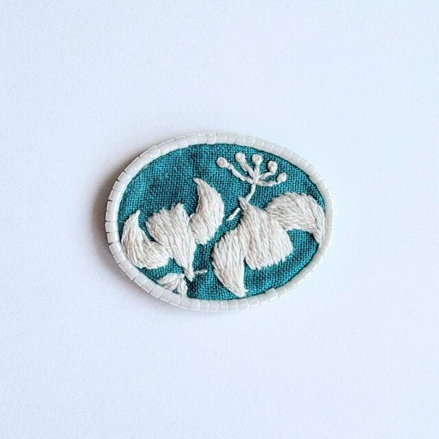 北欧風ビーズで飾ったことりと小さなお花のミニ刺繍ブローチ【botanical】#394
