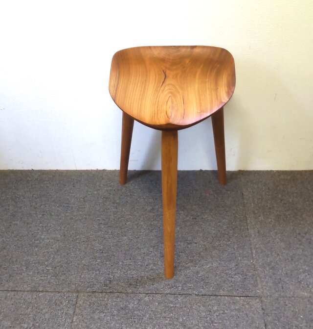 サドルハイスツール（欅） | iichi 日々の暮らしを心地よくする