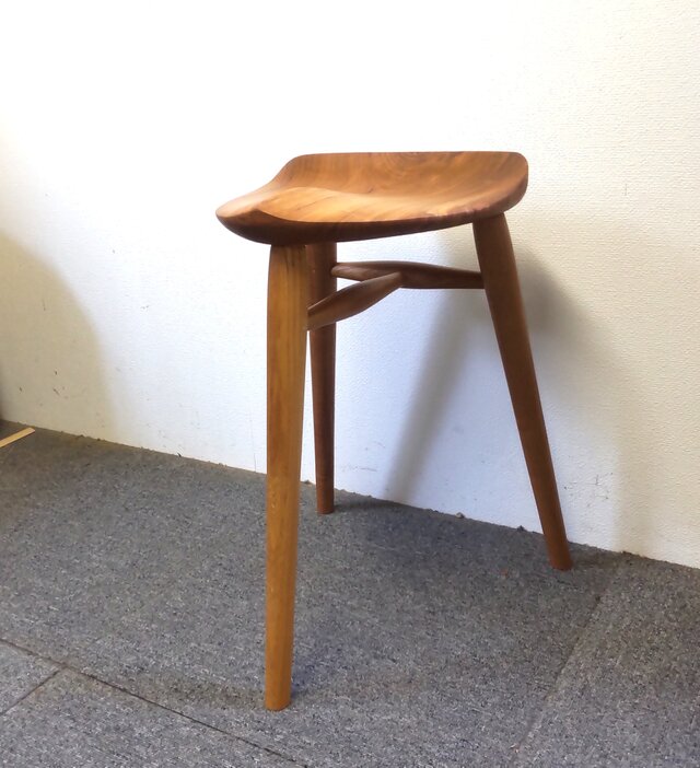 サドルハイスツール（欅） | iichi 日々の暮らしを心地よくする