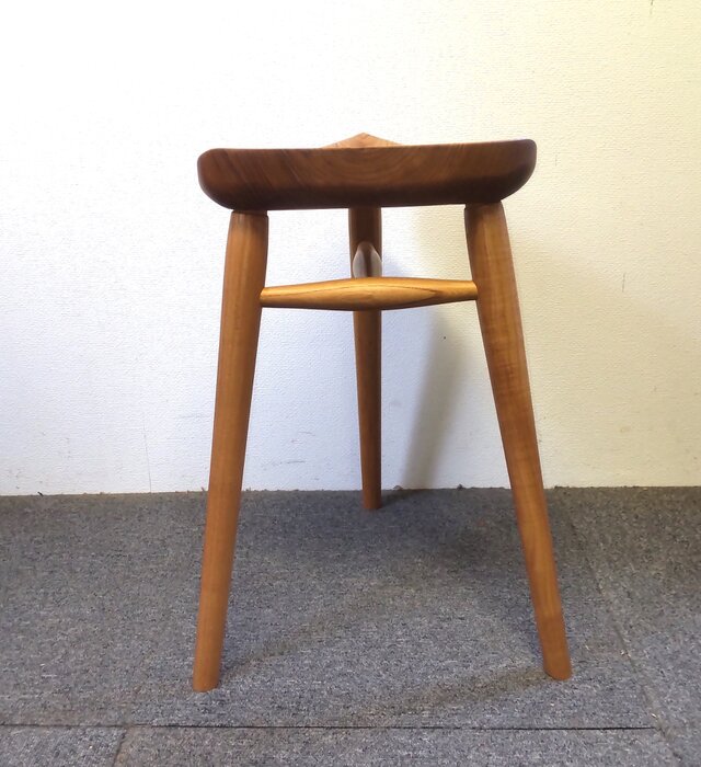 サドルハイスツール（欅） | iichi 日々の暮らしを心地よくする