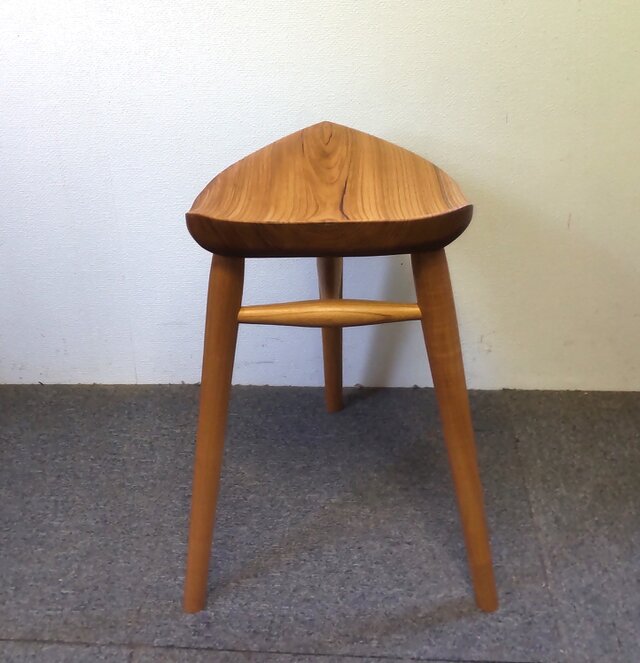 サドルハイスツール（欅） | iichi 日々の暮らしを心地よくする