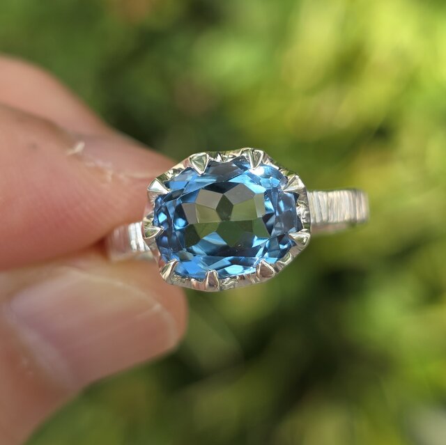 ロンドン ブルートパーズ オーバルカット 4.36ct ミルククラウン