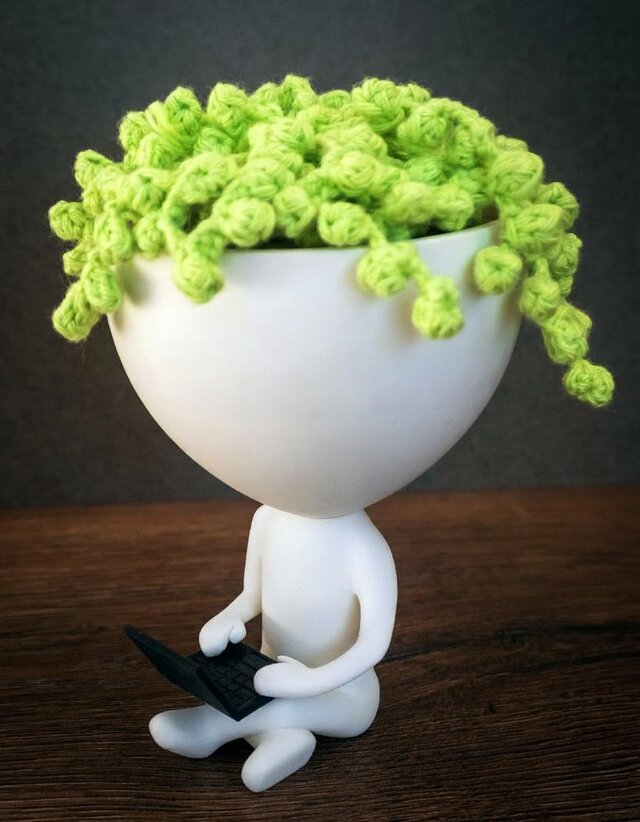 ノートPCを模したロバート・プランツの鉢