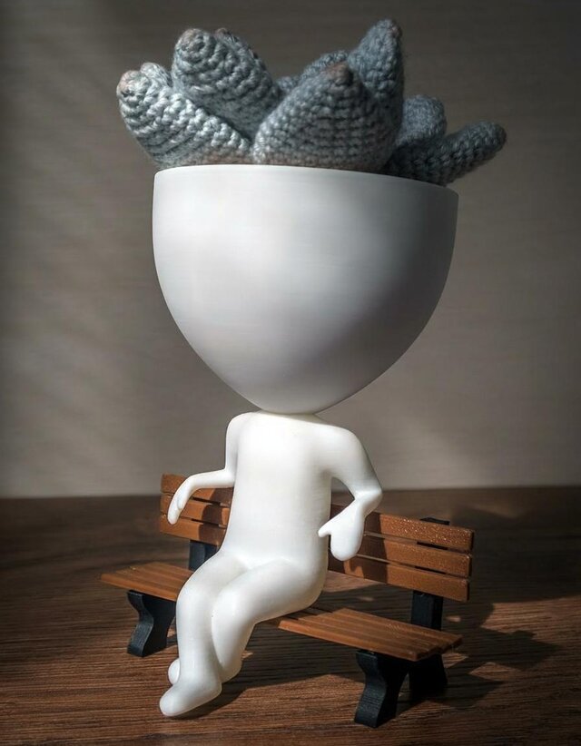 ベンチでくつろぐロバート・プラント