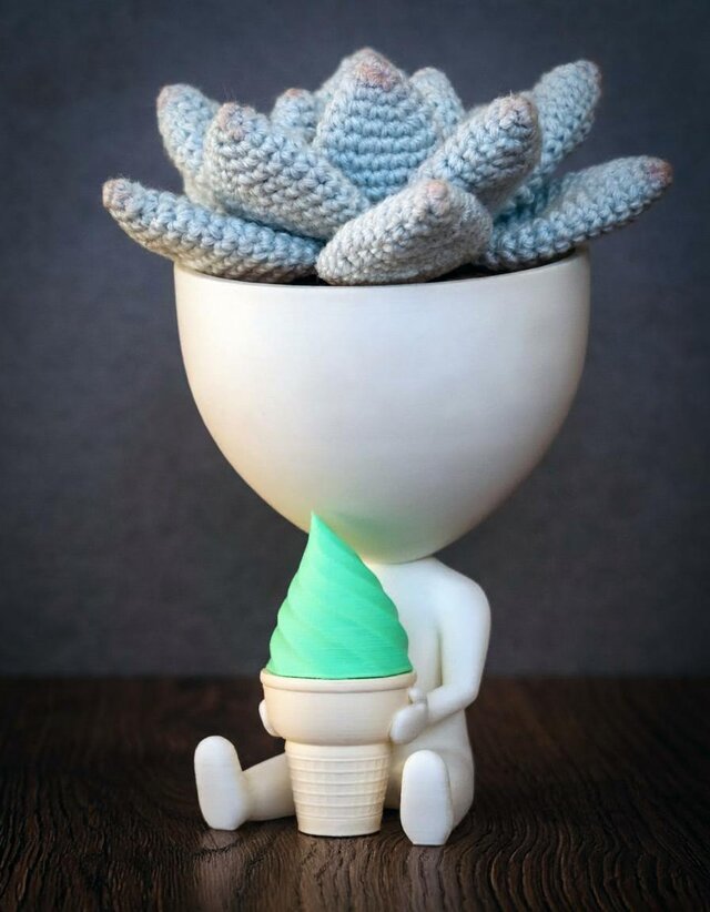 アイスクリームを食べるロバート・プラントポット