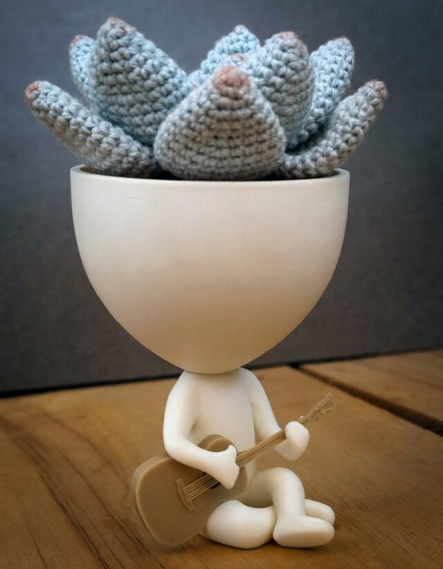 ロバート・プラント風ポット（ギターを奏でる）