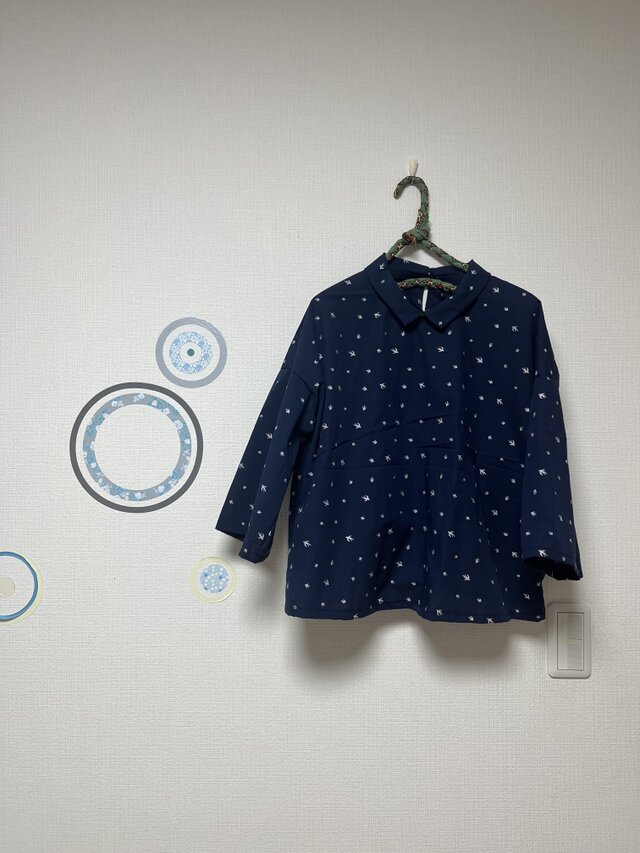 ハーフスリーブ　ブラウス　コットン　ネイビー地につばめ模様