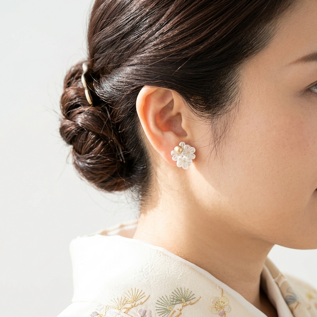 白桜 / ピアス / 白色 金色 フォーマル 和装 結婚式 入学式 卒業式 和