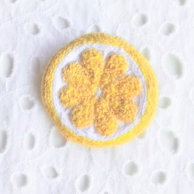 ふっくら・ぷつぷつ　オレンジの刺繍ブローチ