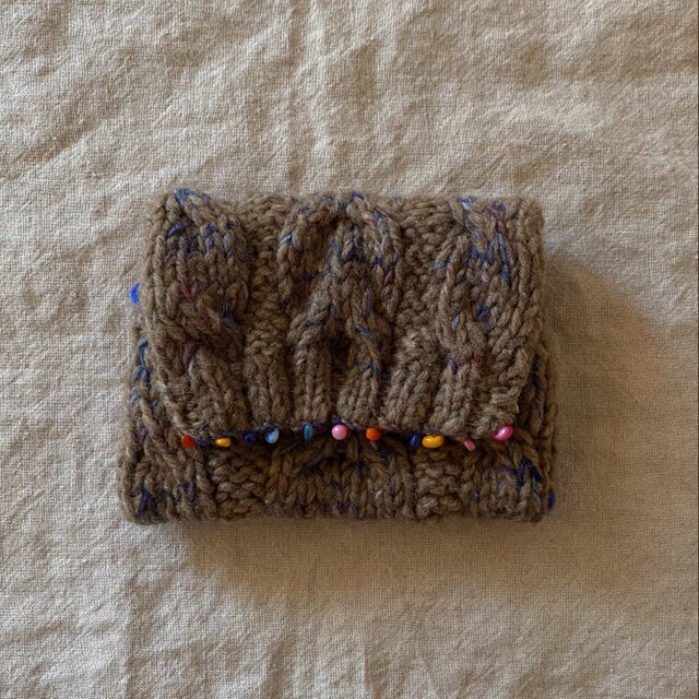 編み込み模様と貝ビーズのニットポーチ　no228
