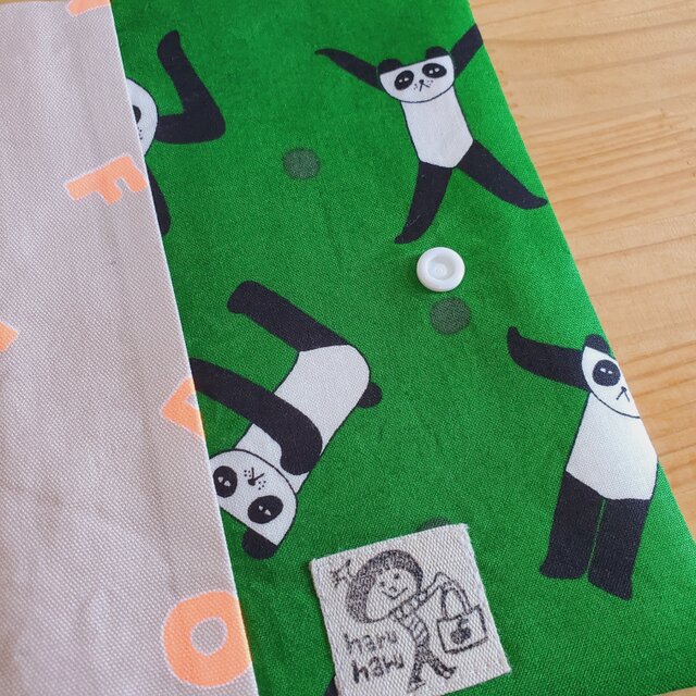 大容量！見開きマルチケース パンダ×ネオンアルファベット | iichi