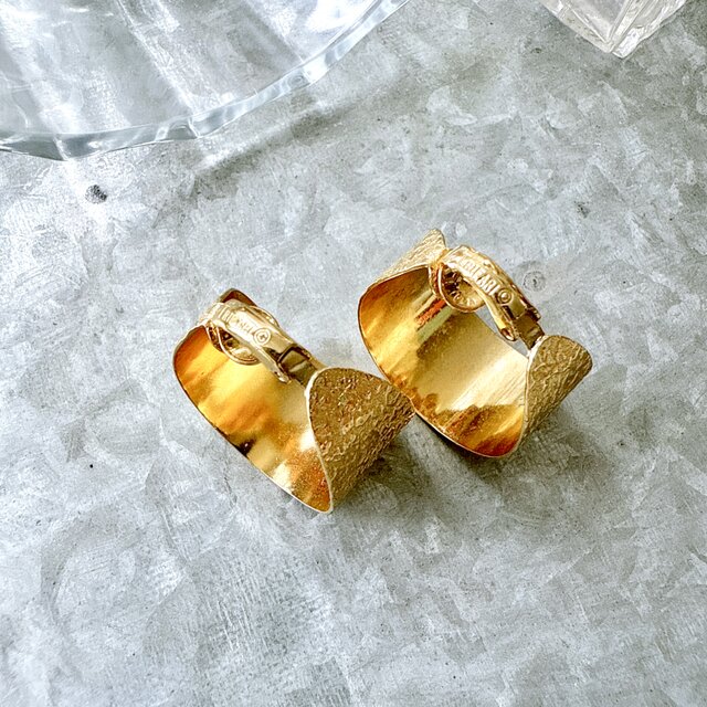 Trifari　トリファリ　ゴールドトーン　フェイクパール　チューリップ　ブローチ　/　ヴィンテージジュエリー　アクセサリー CJ3333 Trifari トリファリ ゴールドトーン フェイクパール オープンワーク