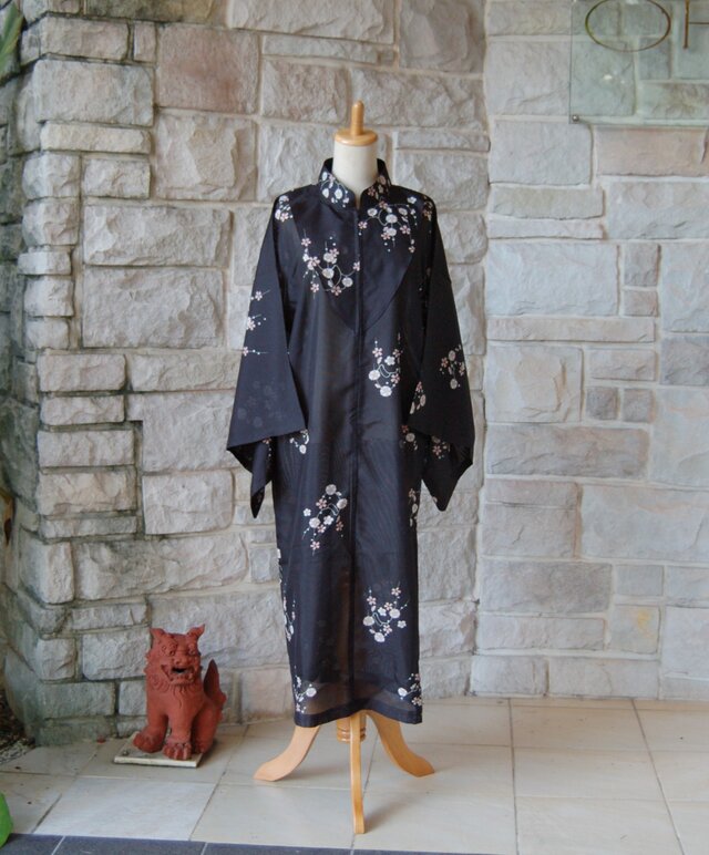 レトロクラシカル 黒地に桜 大正ロマンの雰囲気 着物スリーブ