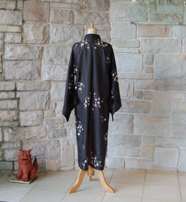 レトロクラシカル 黒地に桜 大正ロマンの雰囲気 着物スリーブ