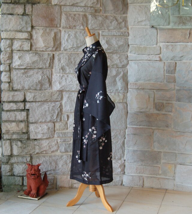レトロクラシカル 黒地に桜 大正ロマンの雰囲気 着物スリーブ