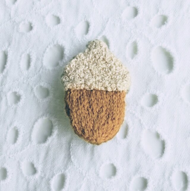 ほっこり　ドングリの刺繍ブローチ