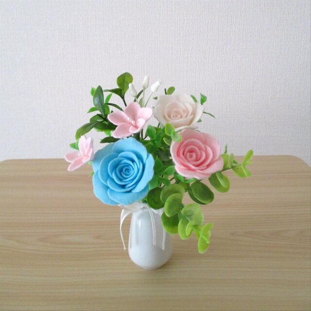 【送料無料】フェルトの花＊パステルの薔薇ミニブーケ＊花瓶付き＊フェルトフラワー アレンジメント