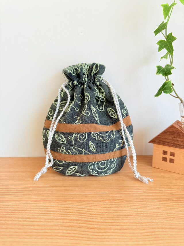 播州織のラウンド巾着袋（グリーンフラワー）